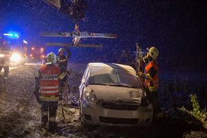 Verkehrsunfall auf der schneeglatten L45 - Fahrzeug kommt seitlich zum liegen