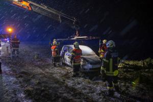 Verkehrsunfall auf der schneeglatten L45 - Fahrzeug kommt seitlich zum liegen