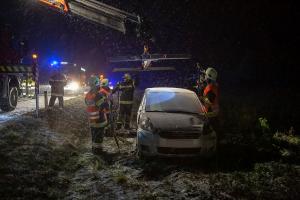 Verkehrsunfall auf der schneeglatten L45 - Fahrzeug kommt seitlich zum liegen