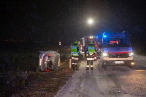 Verkehrsunfall auf der schneeglatten L45 - Fahrzeug kommt seitlich zum liegen