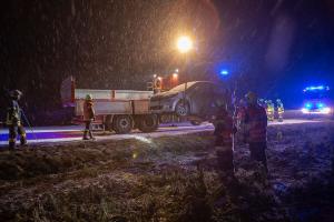 Verkehrsunfall auf der schneeglatten L45 - Fahrzeug kommt seitlich zum liegen