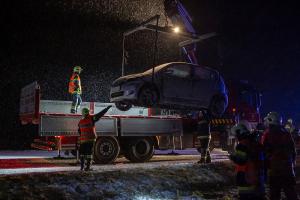 Verkehrsunfall auf der schneeglatten L45 - Fahrzeug kommt seitlich zum liegen