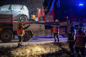 Verkehrsunfall auf der schneeglatten L45 - Fahrzeug kommt seitlich zum liegen