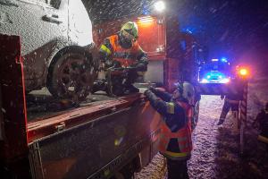 Verkehrsunfall auf der schneeglatten L45 - Fahrzeug kommt seitlich zum liegen