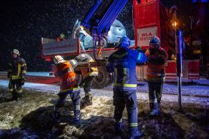 Verkehrsunfall auf der schneeglatten L45 - Fahrzeug kommt seitlich zum liegen