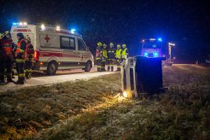 Verkehrsunfall auf der schneeglatten L45 - Fahrzeug kommt seitlich zum liegen