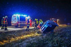 Verkehrsunfall auf der schneeglatten L45 - Fahrzeug kommt seitlich zum liegen