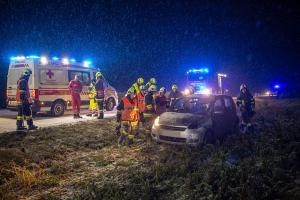 Verkehrsunfall auf der schneeglatten L45 - Fahrzeug kommt seitlich zum liegen