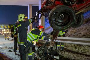 Mehrere Personen bei Frontalzusammenstoß auf der S5 verletzt