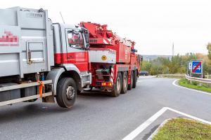 Transporter und Lkw kollidieren auf der S5 - Fahrzeuglenker eingeklemmt