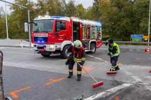 Transporter und Lkw kollidieren auf der S5 - Fahrzeuglenker eingeklemmt