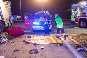 Transporter und Lkw kollidieren auf der S5 - Fahrzeuglenker eingeklemmt