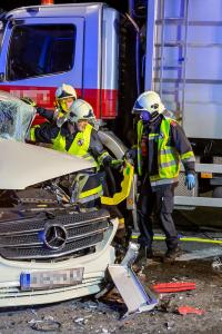 Transporter und Lkw kollidieren auf der S5 - Fahrzeuglenker eingeklemmt