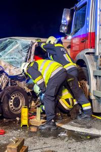 Transporter und Lkw kollidieren auf der S5 - Fahrzeuglenker eingeklemmt