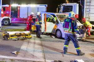 Transporter und Lkw kollidieren auf der S5 - Fahrzeuglenker eingeklemmt