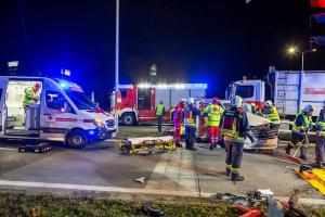 Transporter und Lkw kollidieren auf der S5 - Fahrzeuglenker eingeklemmt