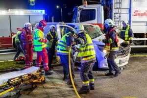 Transporter und Lkw kollidieren auf der S5 - Fahrzeuglenker eingeklemmt