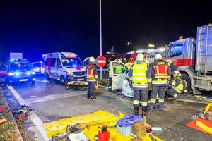Transporter und Lkw kollidieren auf der S5 - Fahrzeuglenker eingeklemmt