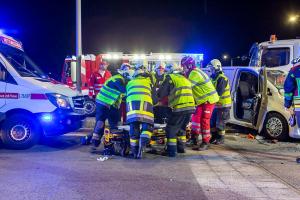 Transporter und Lkw kollidieren auf der S5 - Fahrzeuglenker eingeklemmt
