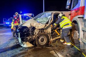 Transporter und Lkw kollidieren auf der S5 - Fahrzeuglenker eingeklemmt