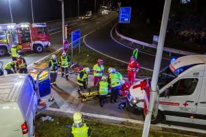 Transporter und Lkw kollidieren auf der S5 - Fahrzeuglenker eingeklemmt