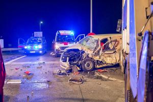 Transporter und Lkw kollidieren auf der S5 - Fahrzeuglenker eingeklemmt