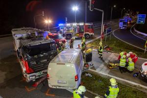 Transporter und Lkw kollidieren auf der S5 - Fahrzeuglenker eingeklemmt