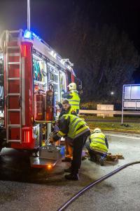 Transporter und Lkw kollidieren auf der S5 - Fahrzeuglenker eingeklemmt