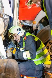 Transporter und Lkw kollidieren auf der S5 - Fahrzeuglenker eingeklemmt