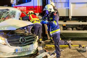 Transporter und Lkw kollidieren auf der S5 - Fahrzeuglenker eingeklemmt
