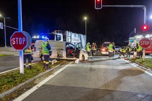 Transporter und Lkw kollidieren auf der S5 - Fahrzeuglenker eingeklemmt