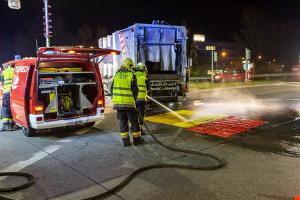 Transporter und Lkw kollidieren auf der S5 - Fahrzeuglenker eingeklemmt