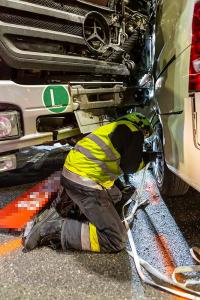 Transporter und Lkw kollidieren auf der S5 - Fahrzeuglenker eingeklemmt