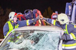 Transporter und Lkw kollidieren auf der S5 - Fahrzeuglenker eingeklemmt