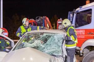 Transporter und Lkw kollidieren auf der S5 - Fahrzeuglenker eingeklemmt