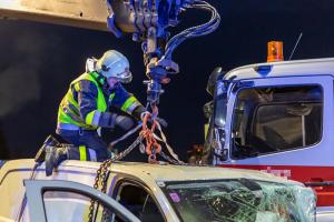 Transporter und Lkw kollidieren auf der S5 - Fahrzeuglenker eingeklemmt