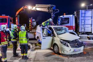 Transporter und Lkw kollidieren auf der S5 - Fahrzeuglenker eingeklemmt