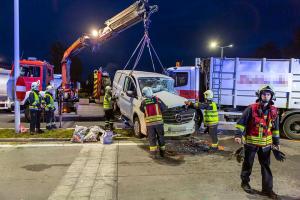 Transporter und Lkw kollidieren auf der S5 - Fahrzeuglenker eingeklemmt