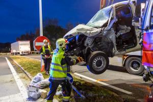 Transporter und Lkw kollidieren auf der S5 - Fahrzeuglenker eingeklemmt