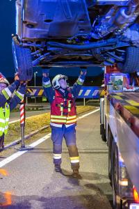 Transporter und Lkw kollidieren auf der S5 - Fahrzeuglenker eingeklemmt