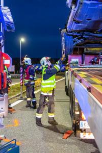 Transporter und Lkw kollidieren auf der S5 - Fahrzeuglenker eingeklemmt