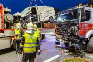 Transporter und Lkw kollidieren auf der S5 - Fahrzeuglenker eingeklemmt