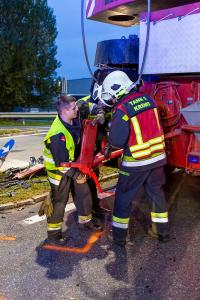 Transporter und Lkw kollidieren auf der S5 - Fahrzeuglenker eingeklemmt