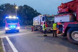 Transporter und Lkw kollidieren auf der S5 - Fahrzeuglenker eingeklemmt
