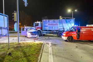 Transporter und Lkw kollidieren auf der S5 - Fahrzeuglenker eingeklemmt