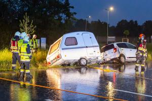Wohnwagengespann droht umzustürzen