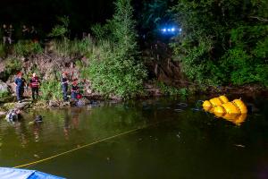 Pkw stürzt in den Stausee Ottenstein - Zwei Personen retten sich aus dem sinkenden Fahrzeug