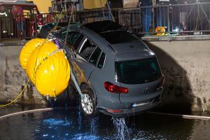 Pkw stürzt in den Stausee Ottenstein - Zwei Personen retten sich aus dem sinkenden Fahrzeug
