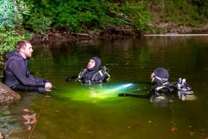Pkw stürzt in den Stausee Ottenstein - Zwei Personen retten sich aus dem sinkenden Fahrzeug