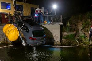 Pkw stürzt in den Stausee Ottenstein - Zwei Personen retten sich aus dem sinkenden Fahrzeug